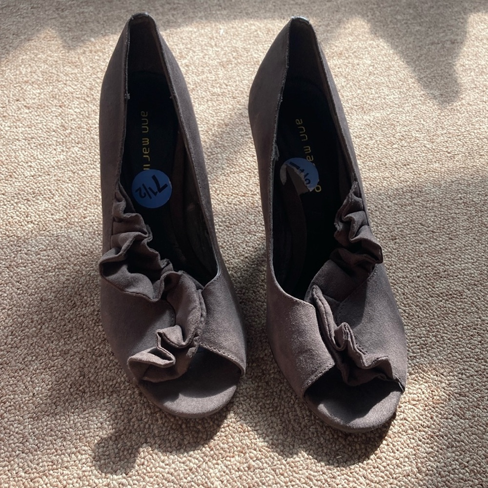 Ann Marino Gray Heels Sophisticated Style